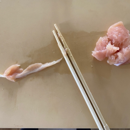 割りばしを使って　ささみの筋とり