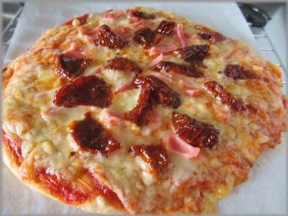 残っていたミートソースがピザソースに蘇りました（u u）トマトも残っていたドライトマトで・・♪　アリエルさん冷蔵庫にあるもので美味しいピザになりましたよ～＾＾*