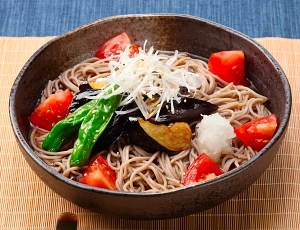 揚げなすとトマトの冷し蕎麦