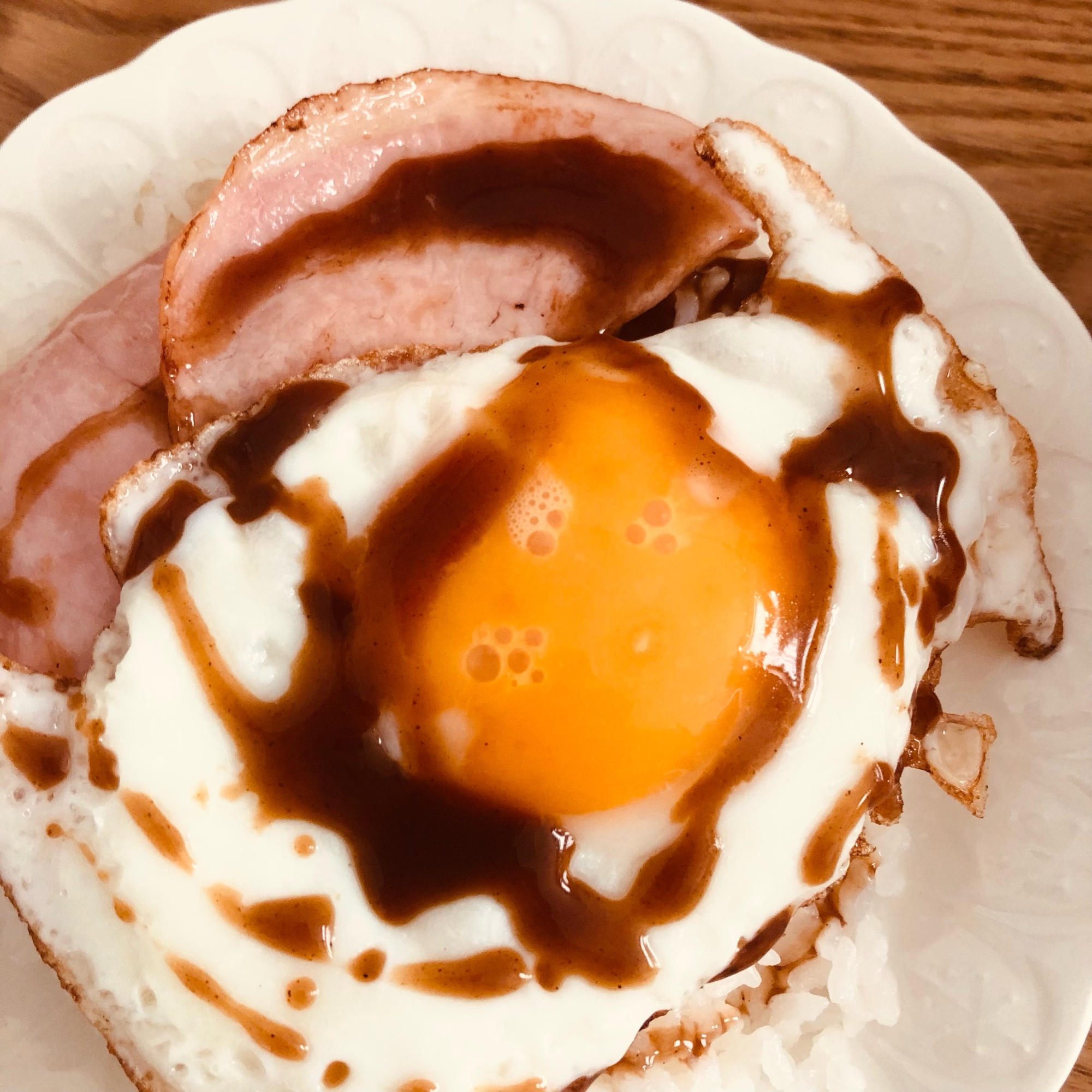 ハムと目玉焼きご飯