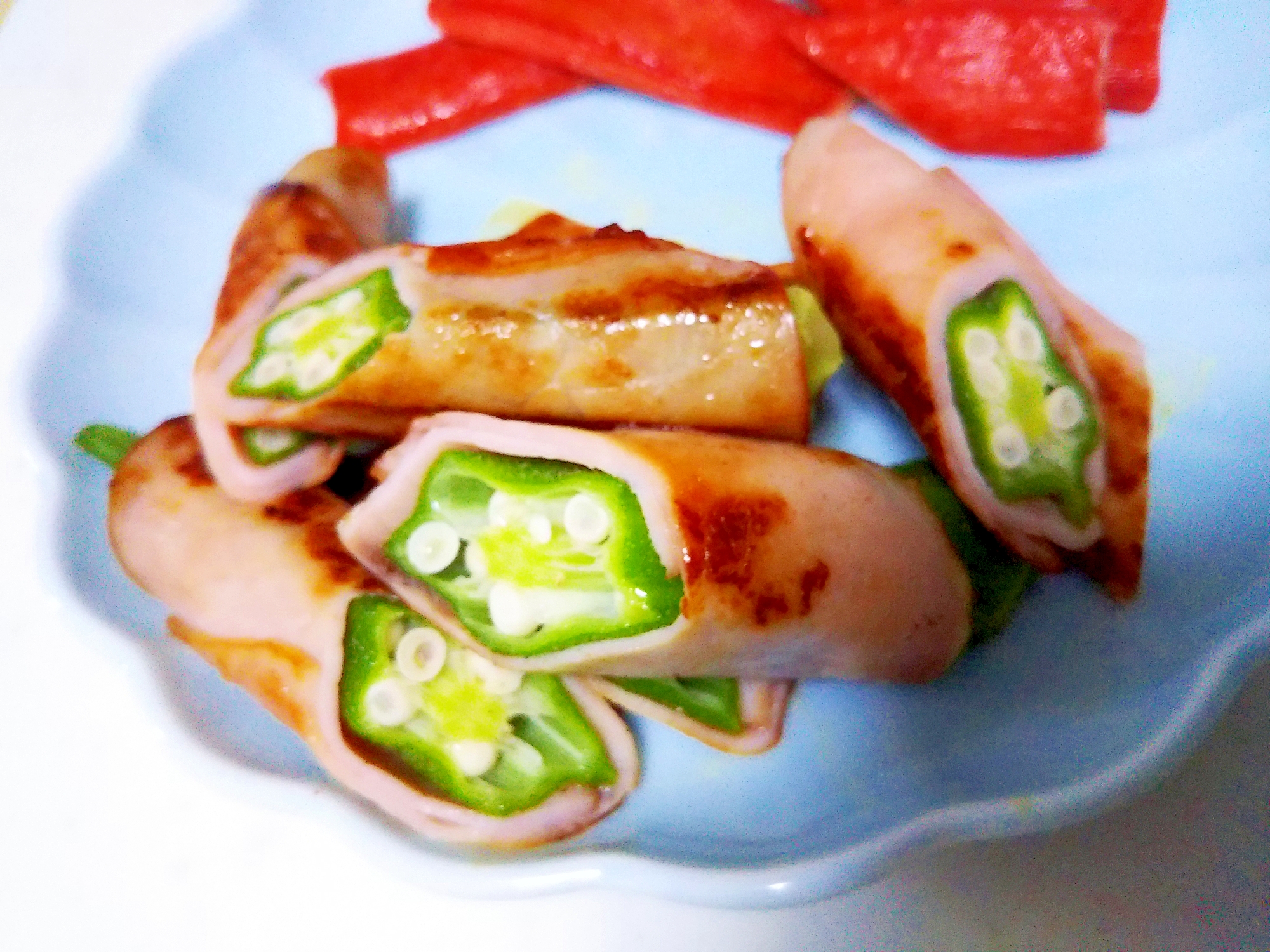 花型の白色の皿に盛られたオクラのハム巻き