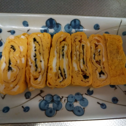 たまご焼きは大根おろしで良く合いますね
たまご5個で作ってみました
海苔も丁度よくダイソーで買ったばかり 
海苔のアクセントもいいですね