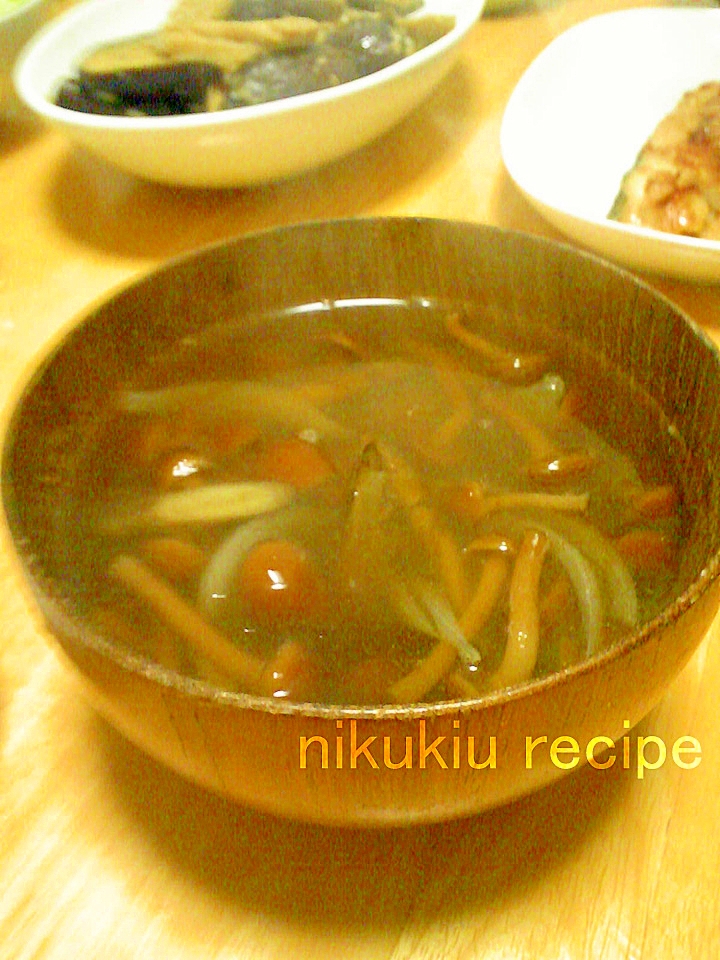なめこ・ごぼう・たまねぎのすまし汁