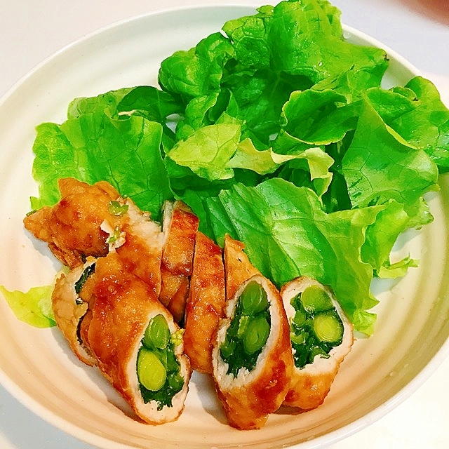 白い皿に盛り付けた行者にんにくの肉巻きとレタス