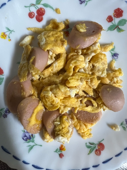 魚肉ソーセージと卵炒め