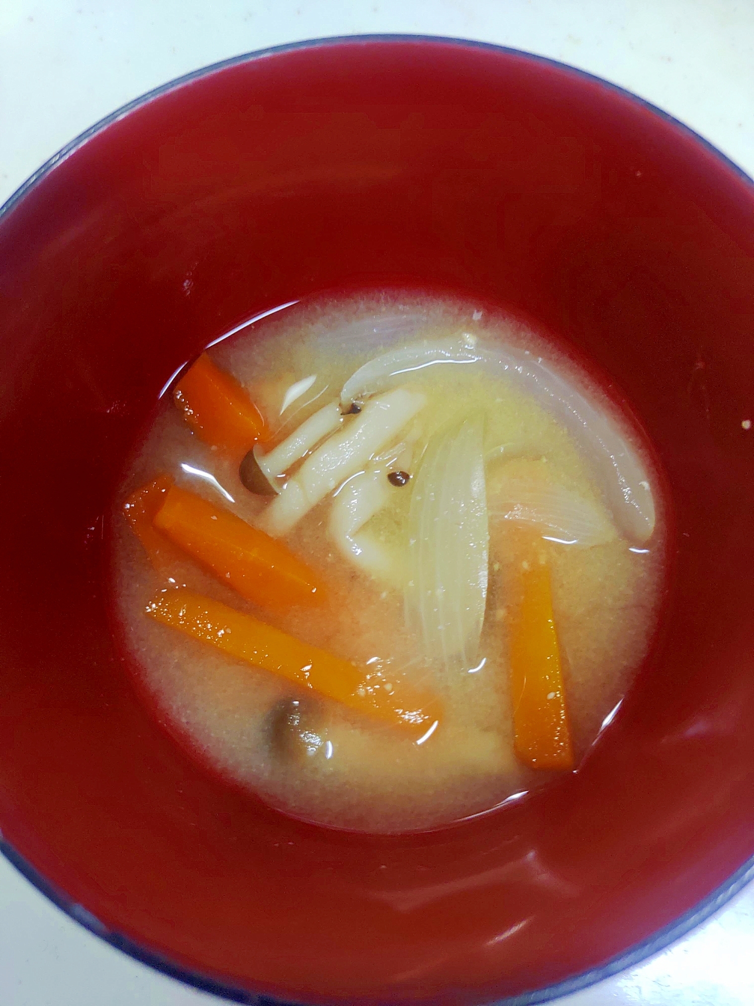 にんじん玉ねぎしめじの味噌汁