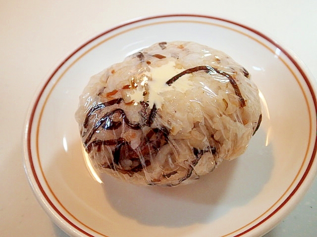 昆布の佃煮と黒にんにくのおにぎり