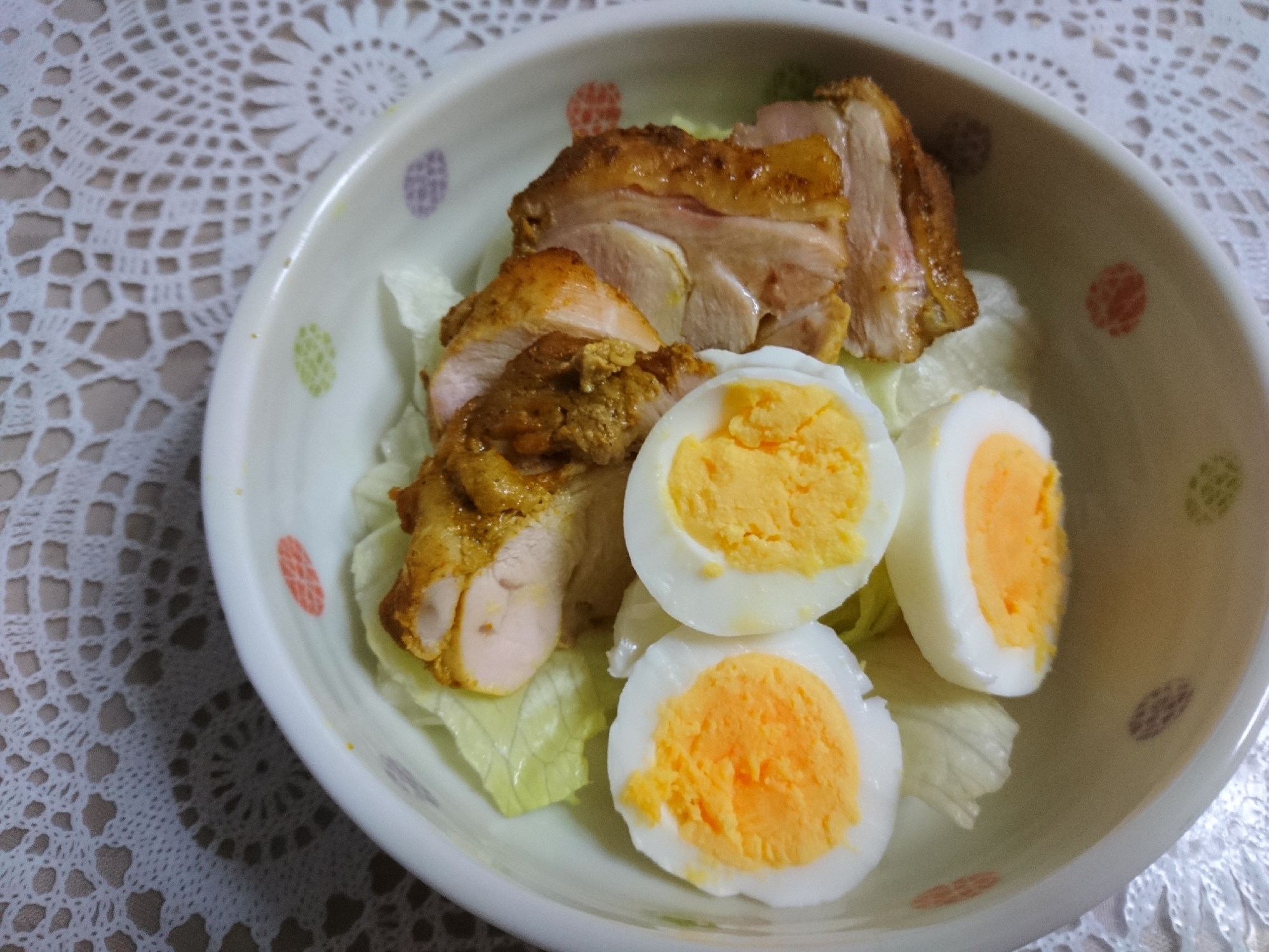 タンドリーチキンと卵のサラダ