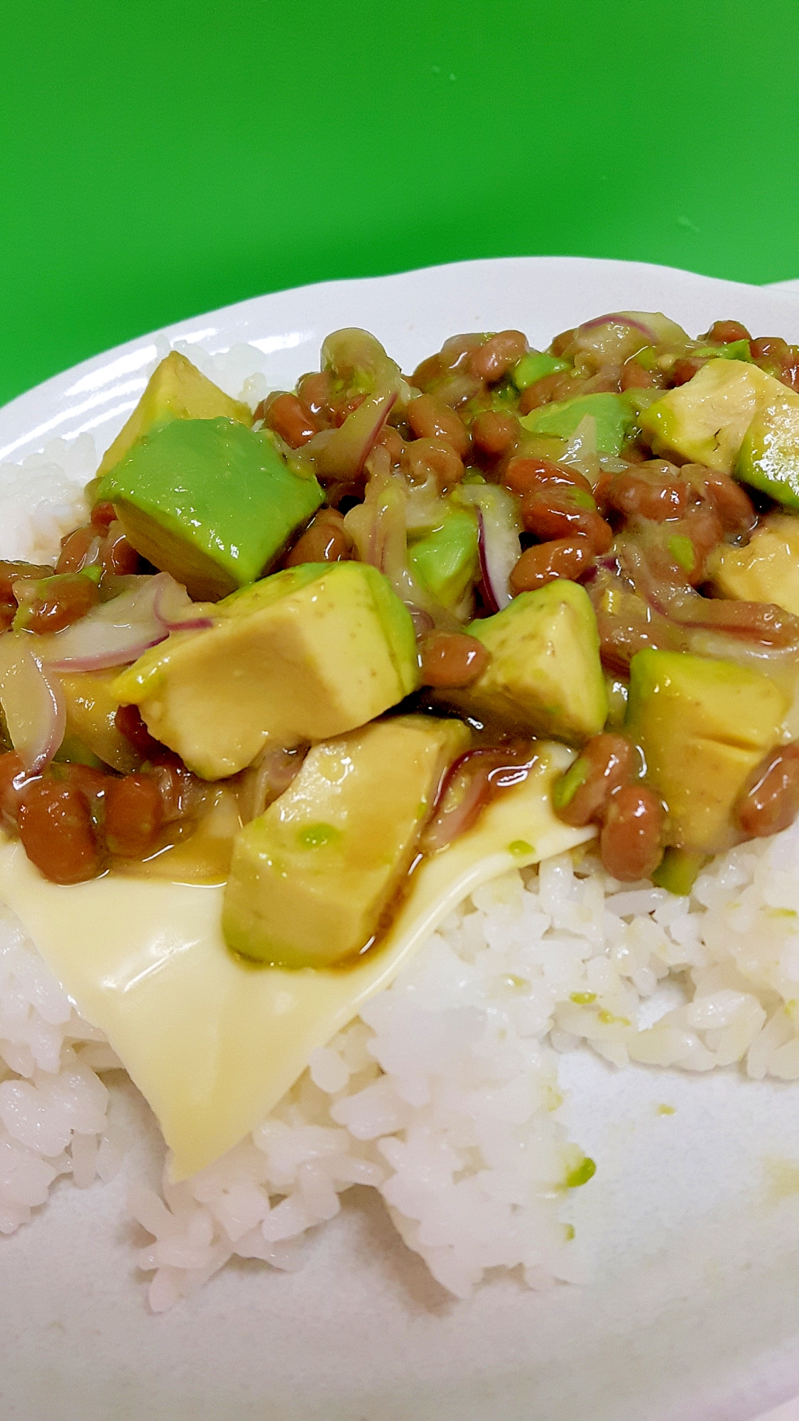 簡単ヘルシー(^^)納豆とアボカドの炒めた丼♪