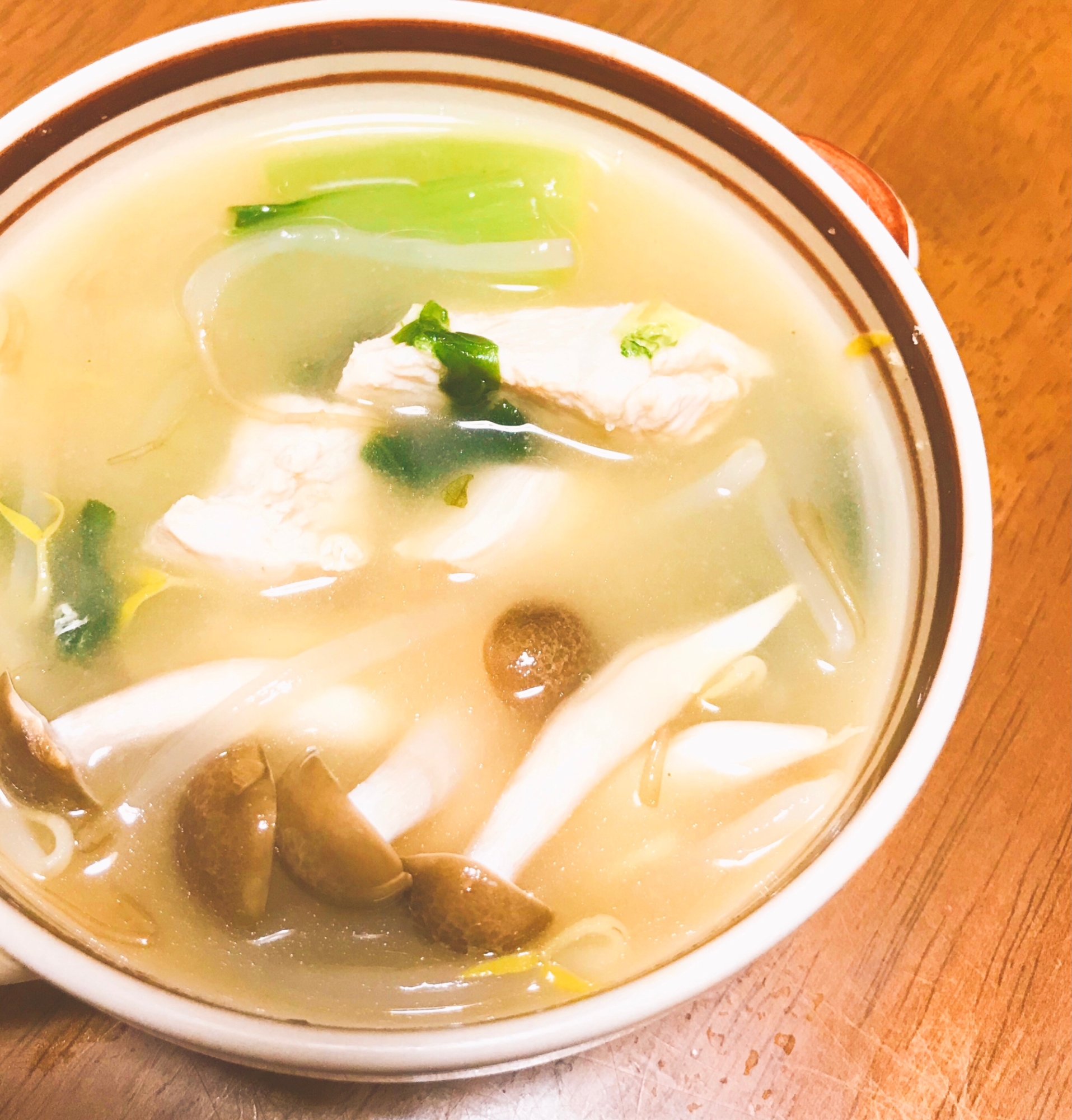 チンゲン菜とチキンの味噌コンソメスープ