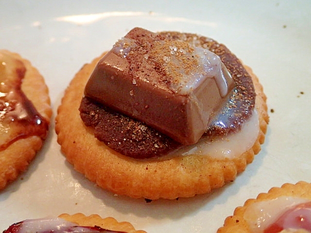 こしあんとミルクチョコとシナモンシュガーの焼リッツ