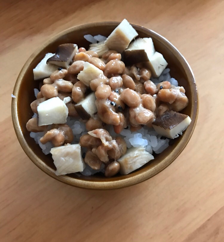 アワビ茸のごま油炒め納豆ごはん