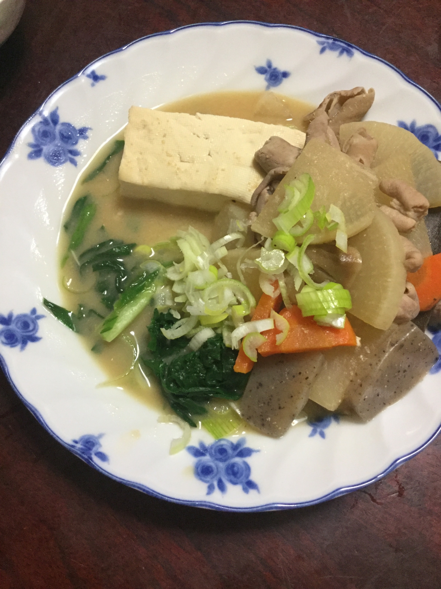 空心菜入りもつ煮込み豆腐。