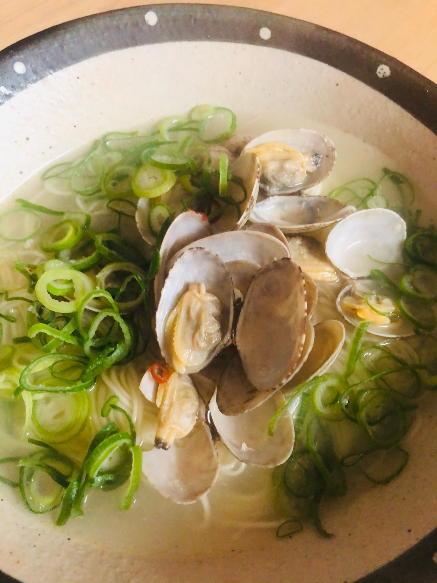 刻みねぎをのせたあさりのフォー風そうめん