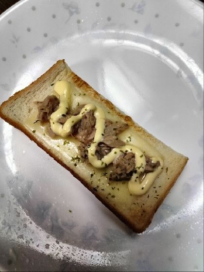 シーチキンマヨのチーズトースト