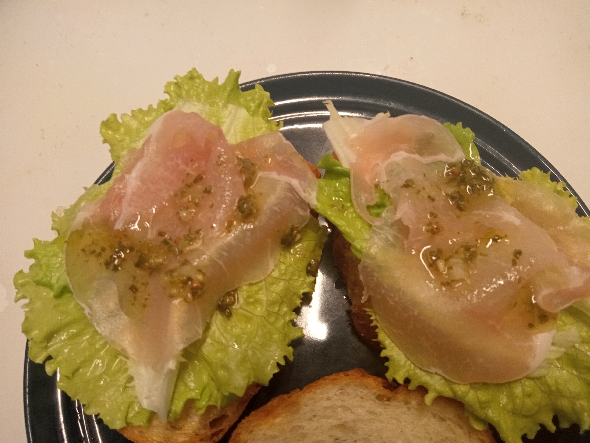 ラビゴットソースと生ハムのオープンサンド