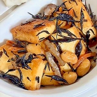 ちょっと残ったひじきの煮物と厚揚げのめんつゆ炒め