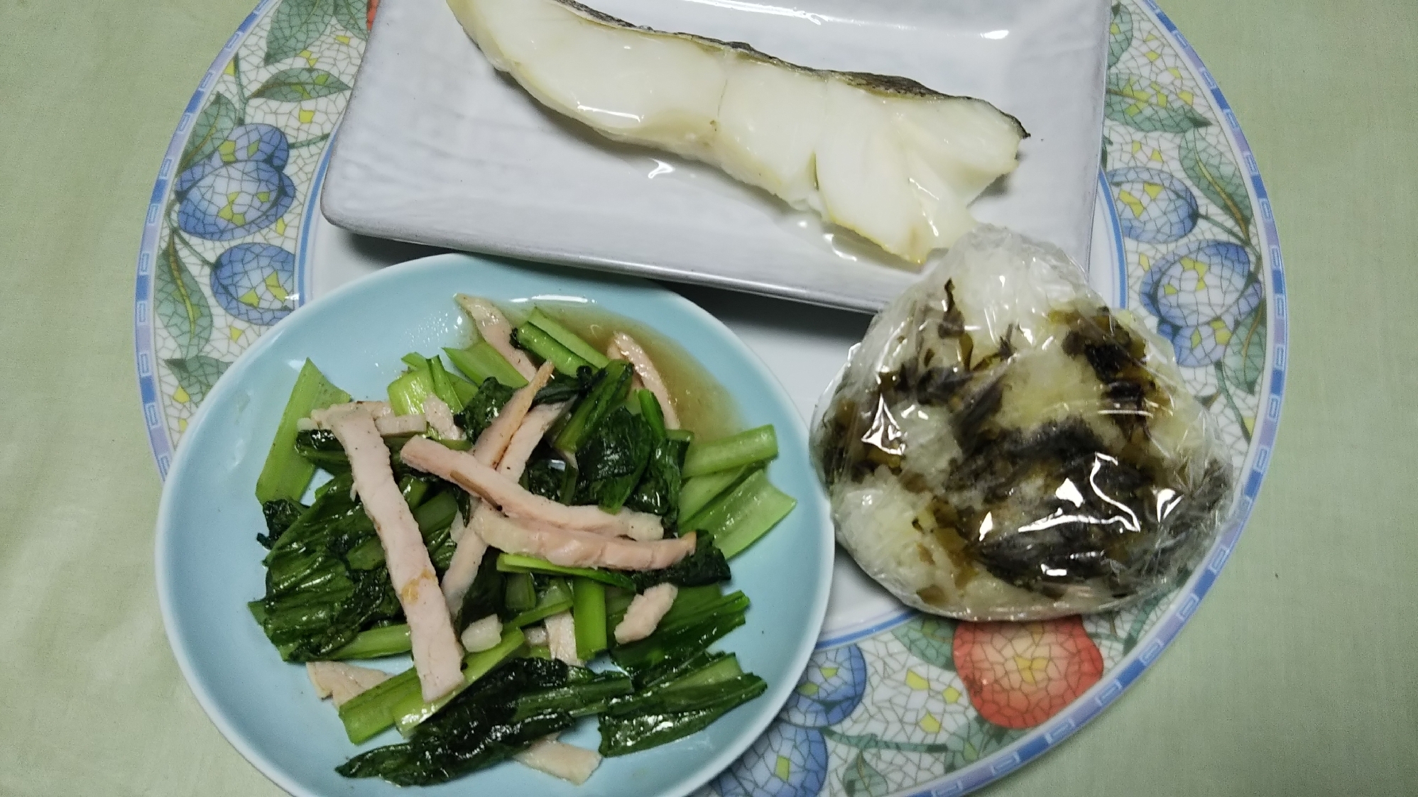 焼き鱈と小松菜ハムソテーと高菜おにぎりのプレート☆