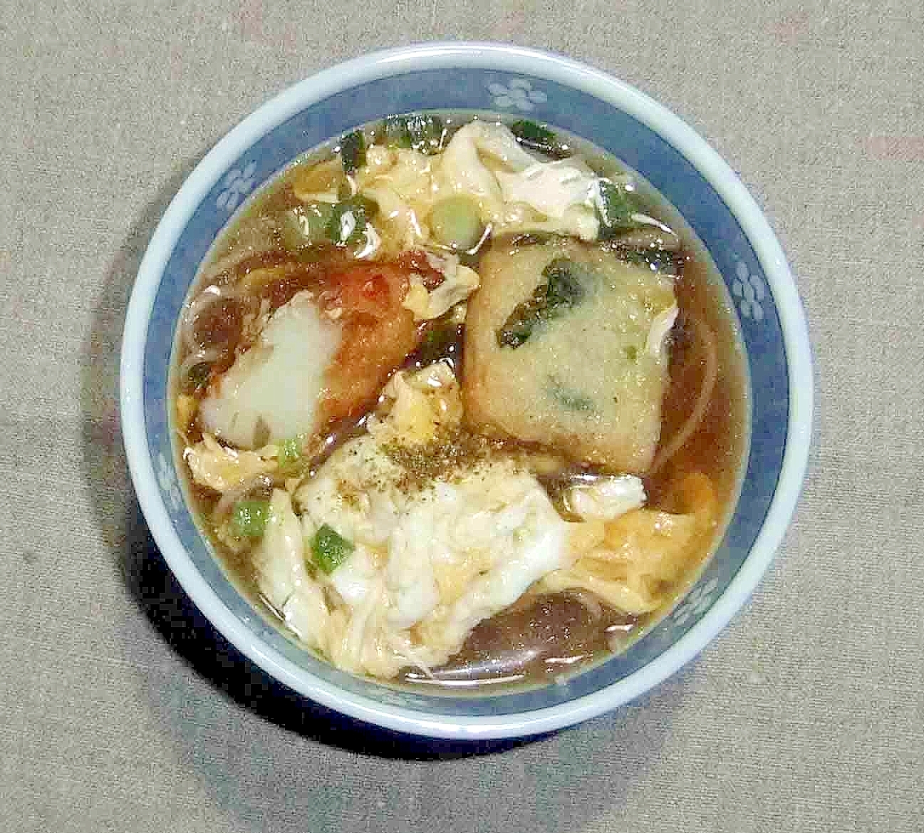 さつま揚げと卵の温かいお蕎麦