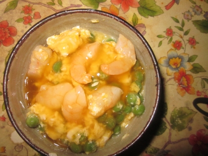 エビとグリーンピースのあんかけ玉子丼