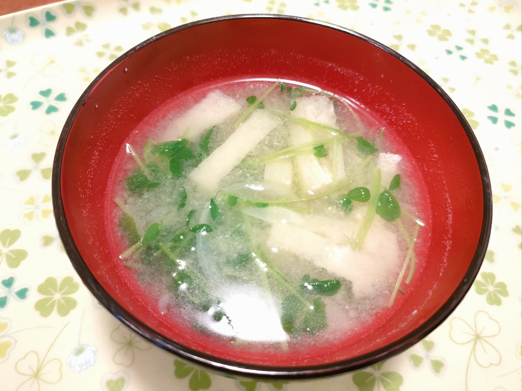 油揚げと豆苗のみそ汁