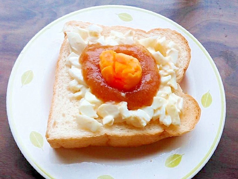 ゆで卵とイチジクジャムのトースト