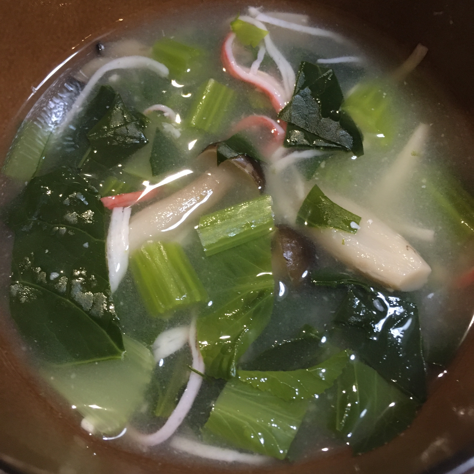 小松菜としめじとかにかまの味噌汁