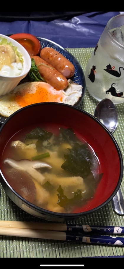 しいたけ、わかめ、油揚げのお味噌汁