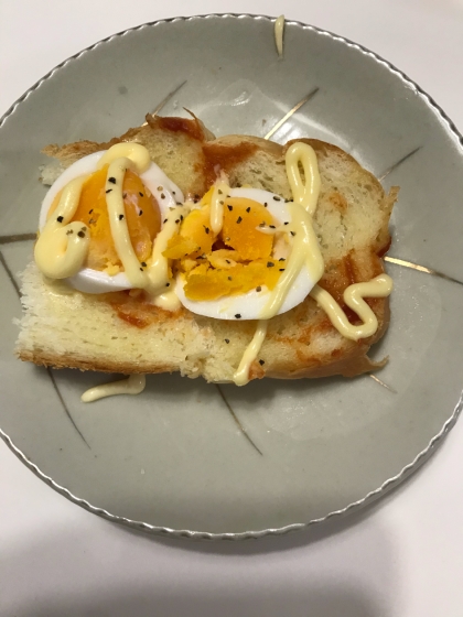 ケチャ/マヨ/ペッパーで　ゆで卵トースト