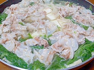 豚バラ肉とみず菜と豆腐の水たき鍋
