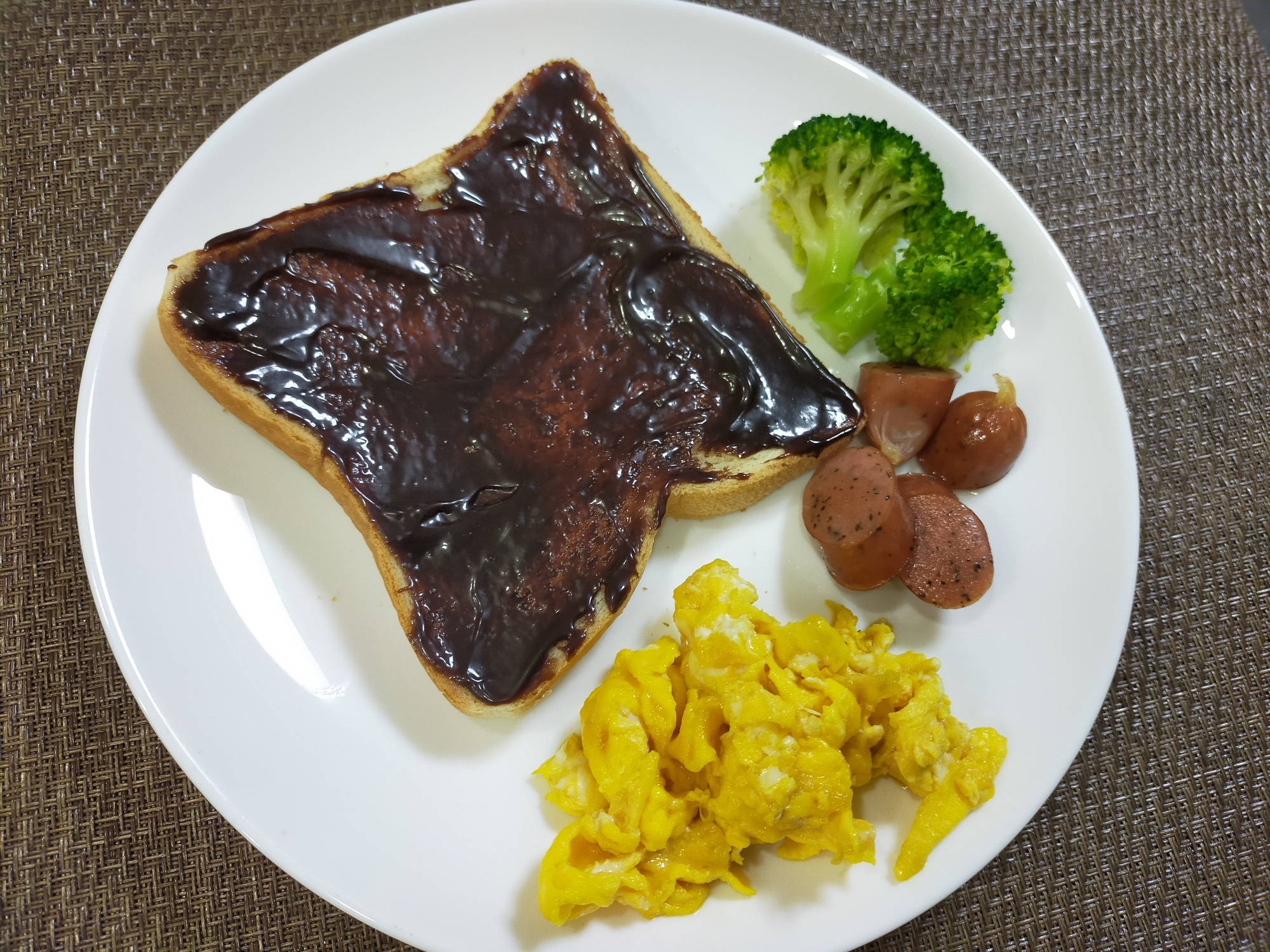 朝食☆チョコパンとウインナーブロッコリー卵焼き