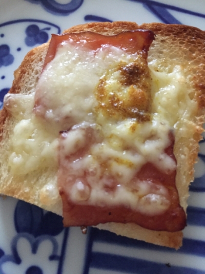 ハムとモッツァレラチーズのカレートースト