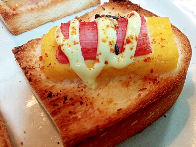 卵焼きとかにかまのピリ辛ミニトースト