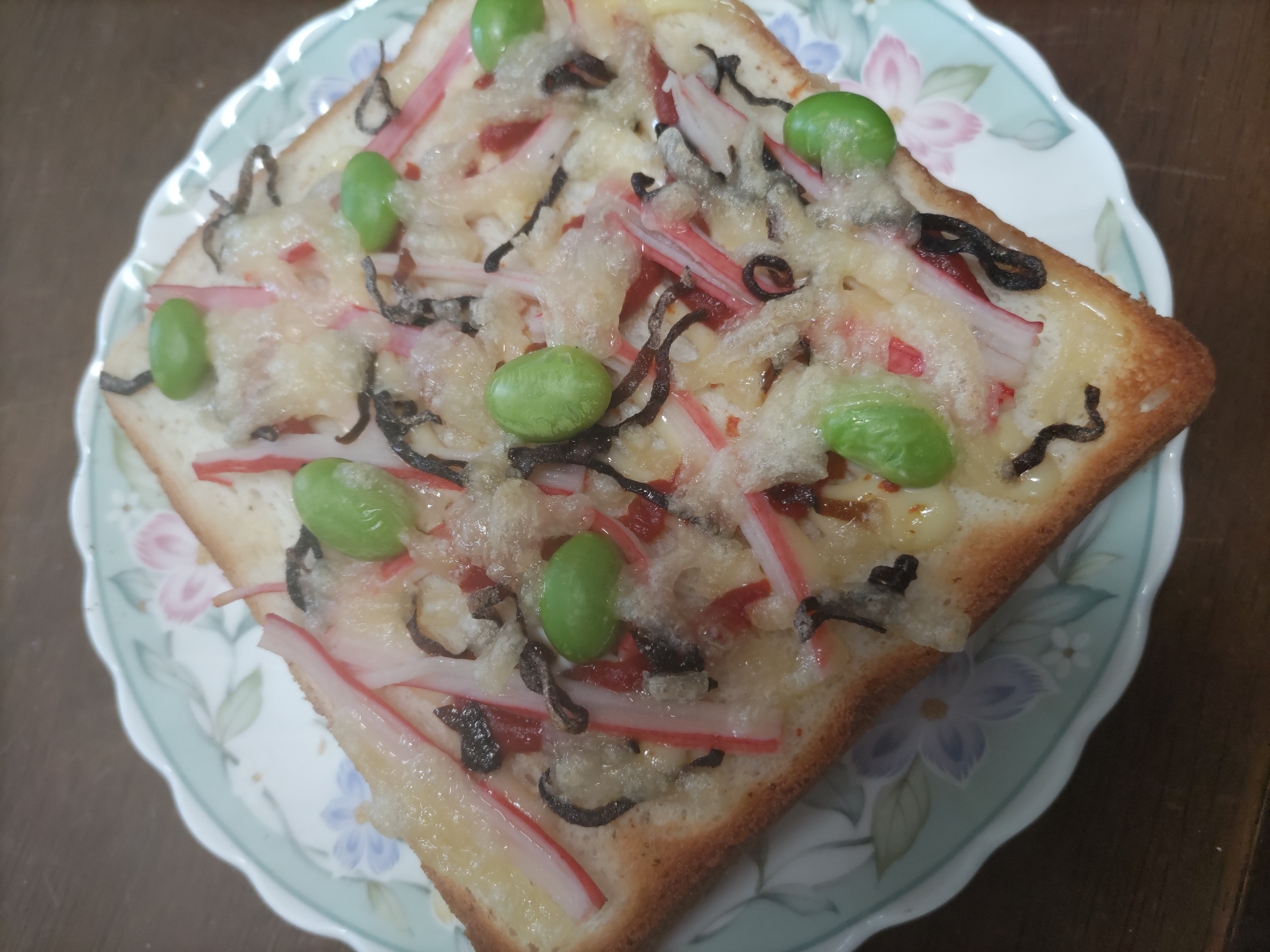 カニカマと枝豆と塩こんぶのチーズトースト