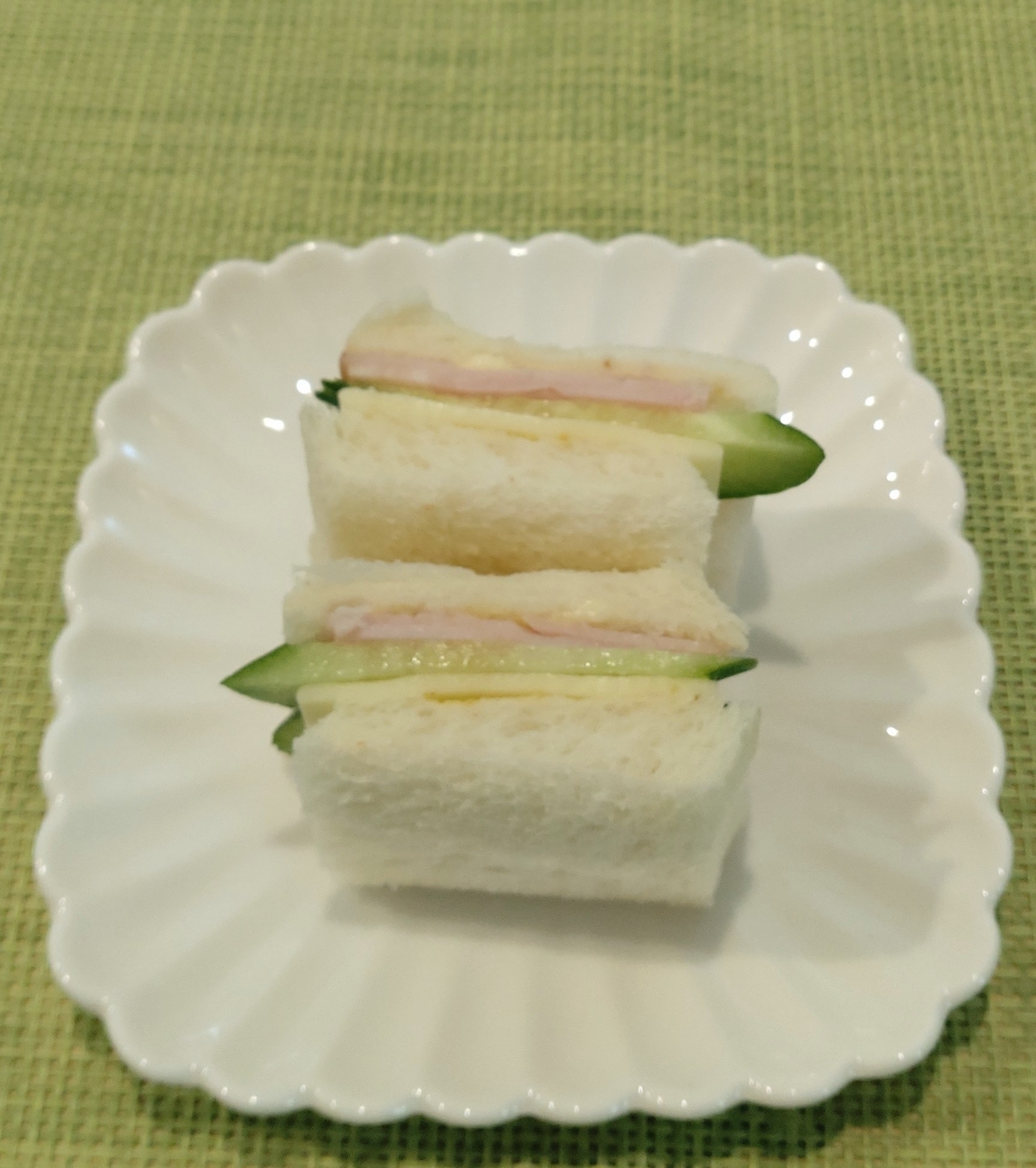 ハムとチーズときゅうりのサンドイッチ
