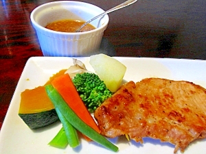 塩麹漬け豚肉ソテーと醤油麹ドレッシング温野菜