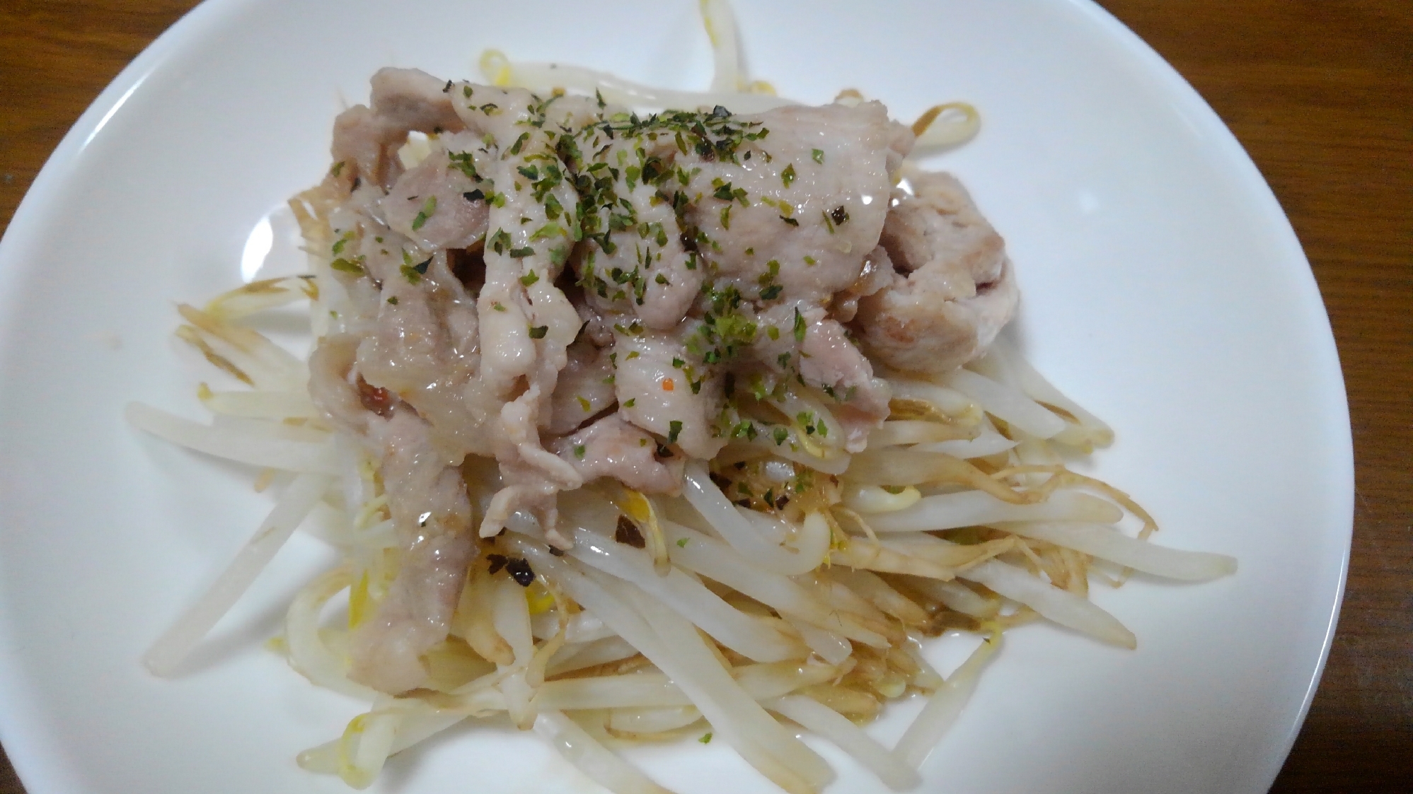 レンジで簡単！豚肉ともやしのホットサラダ