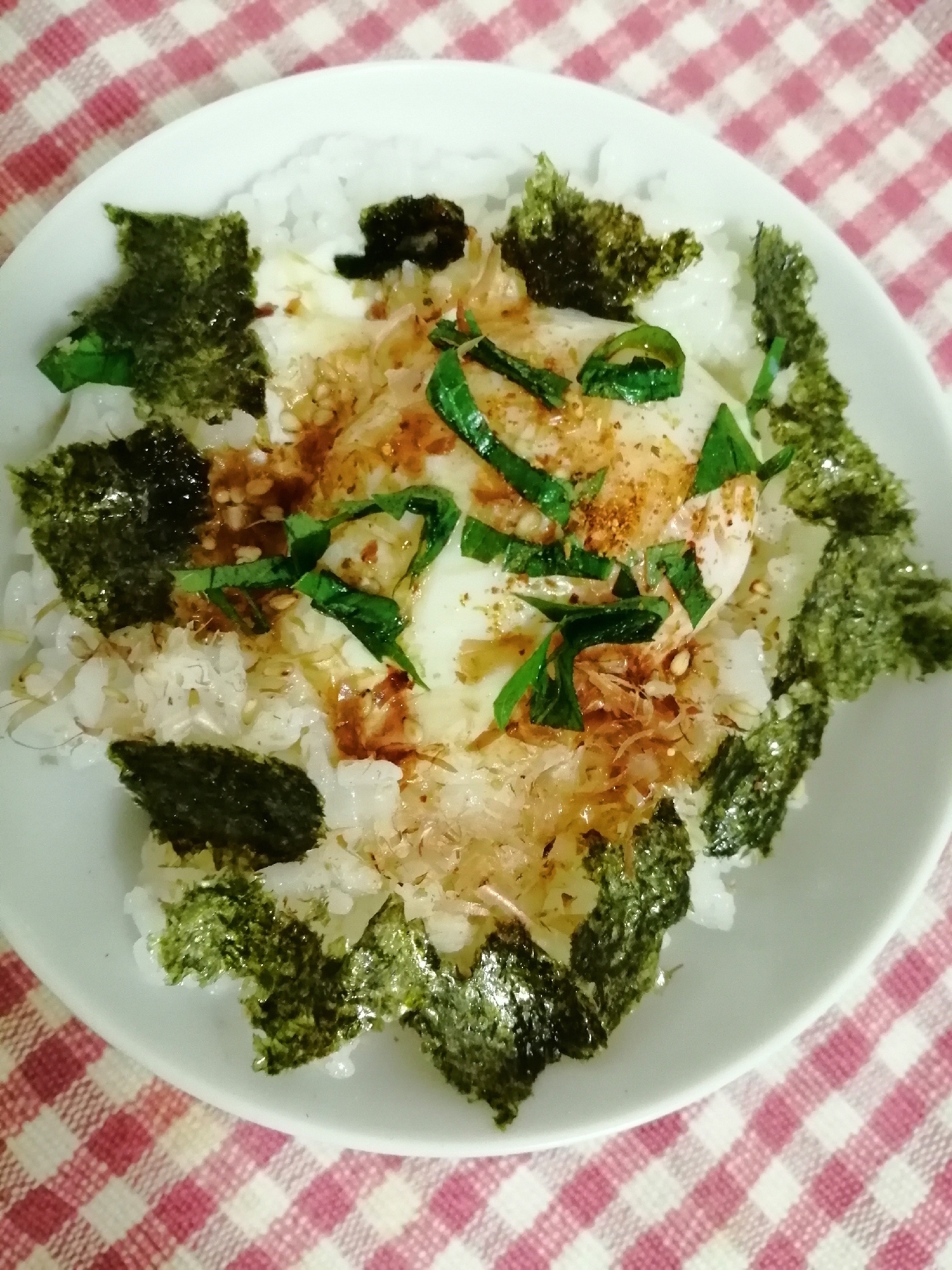 大葉と海苔と鰹節とごまの温泉卵丼