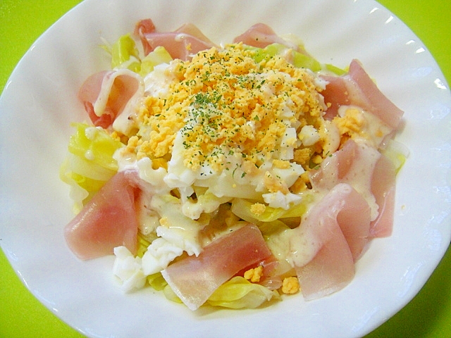 白い皿に入ったキャベツと生ハムのミモザサラダ