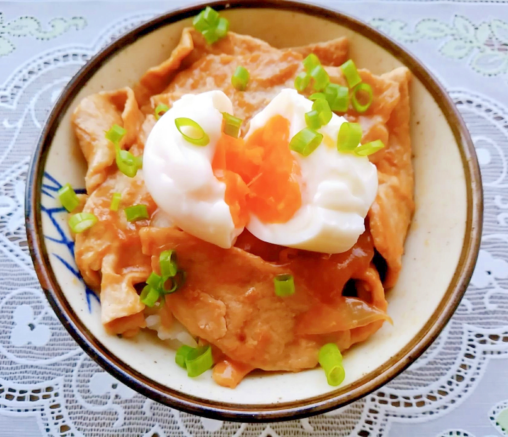 半熟卵乗せ豚生姜焼き丼