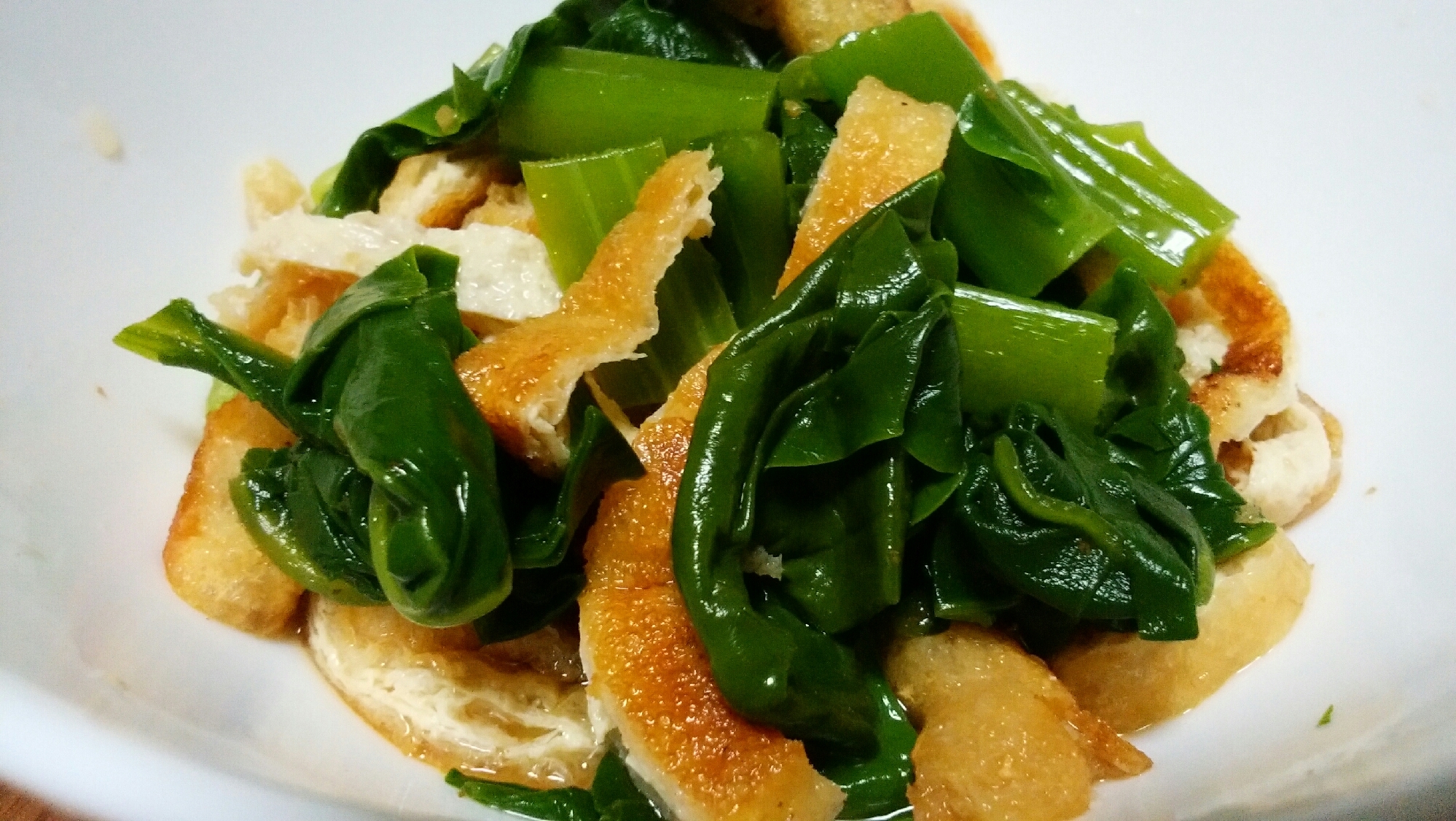 白い皿に盛り付けたツルムラサキと油揚げのおひたし