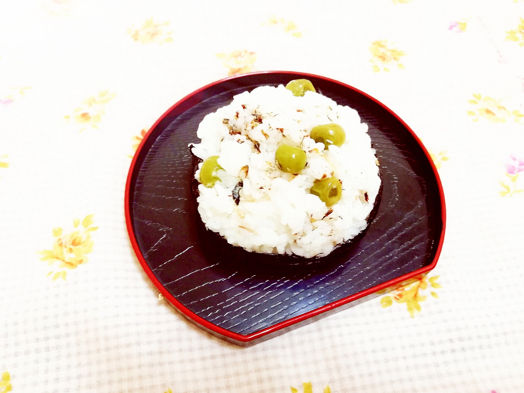 グリーンピースの煮豆のまんまる海苔巻きおにぎり