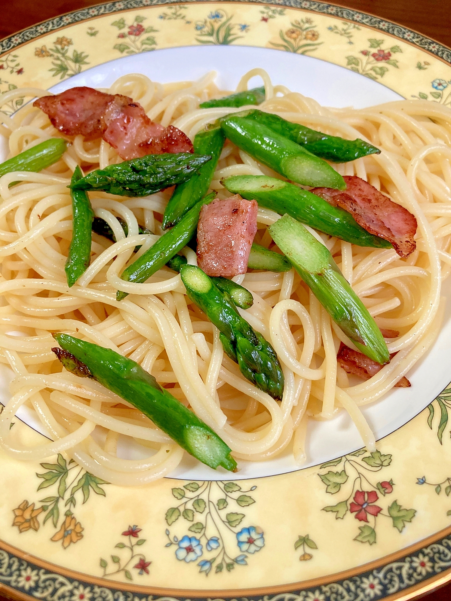 アスパラとベーコンのアンチョビガーリックパスタ