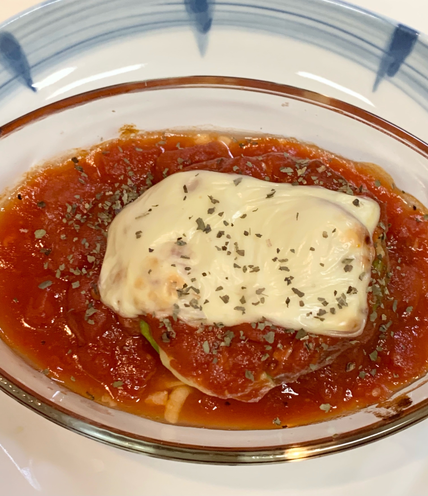 アボカドのチーズ焼き バジル風味トマトソース