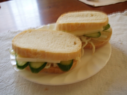 きゅうりとキャベツのチーズサンドイッチ