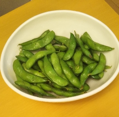 いつもの茹で枝豆に飽きてきたので作りました。ビール飲みませんが、箸がすすみました！カレー粉プラス塩も合いそうですね。