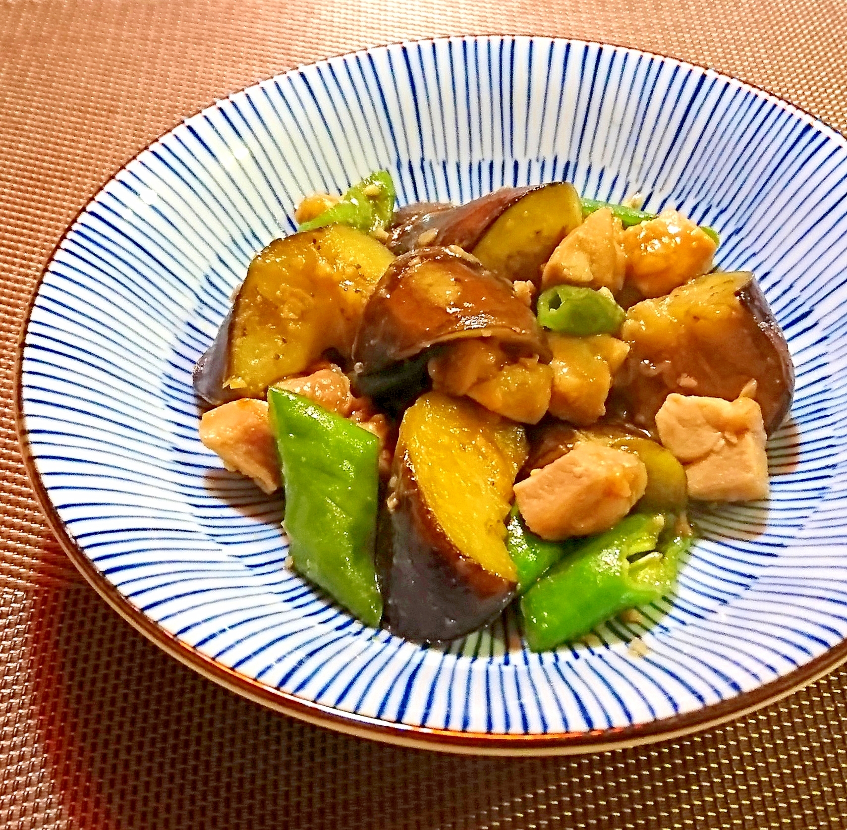 なすと甘長唐辛子と鶏肉の味噌炒め