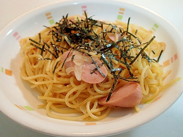 魚肉ソーセージと玉ねぎのピリッと和風パスタ