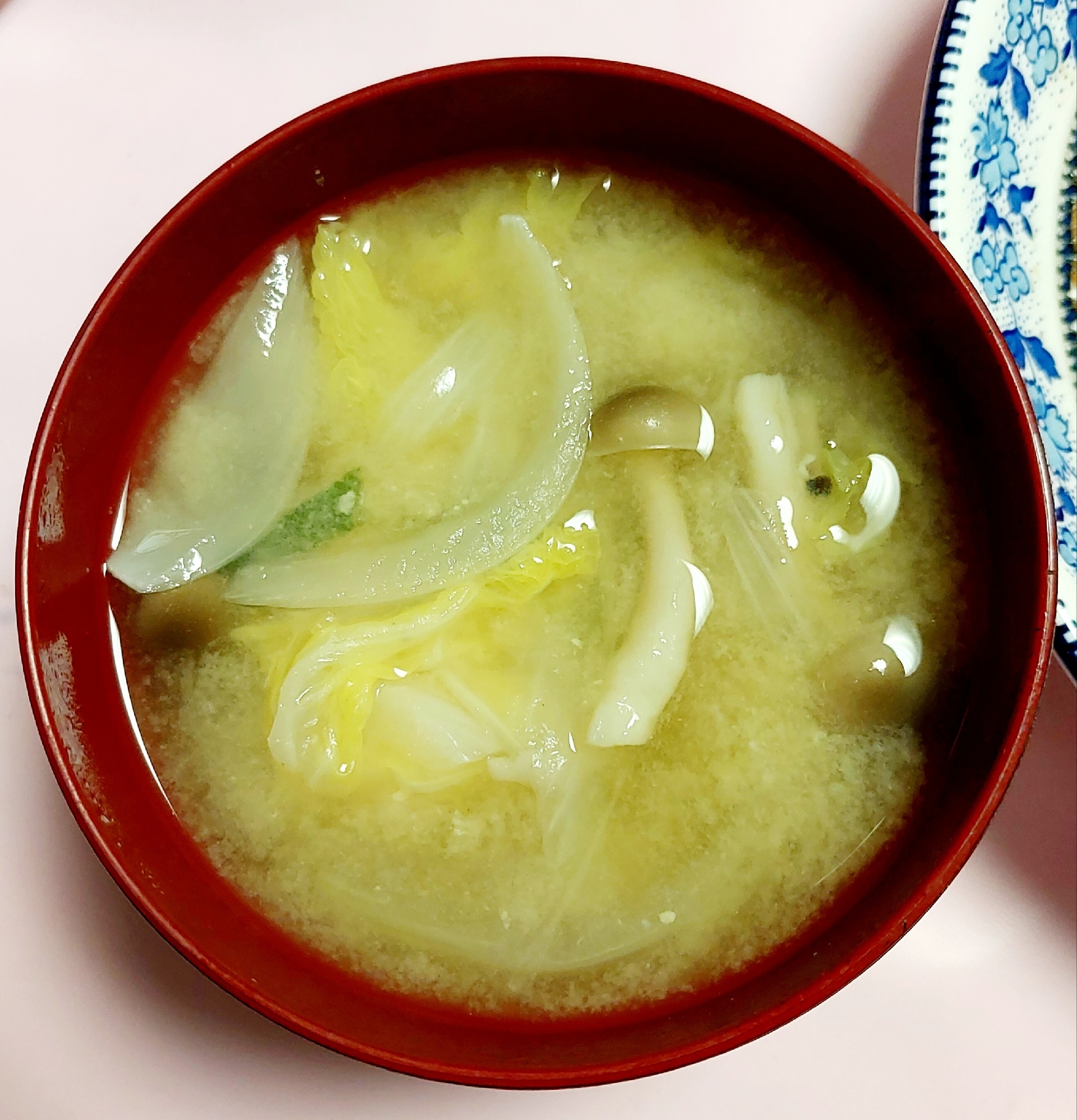 新玉ねぎ しめじ 味噌汁