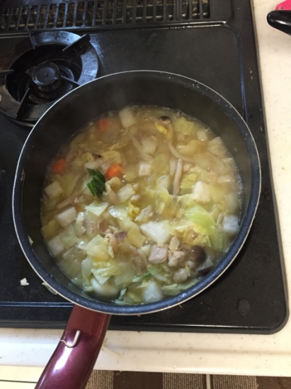 根菜を中心に、野菜たっぷり、子供達が喜ぶソーセージも加えてつくりました。味噌汁が、マンネリ化してきたときに、なんかスープが欲しいときにピッタリのレシピです！
